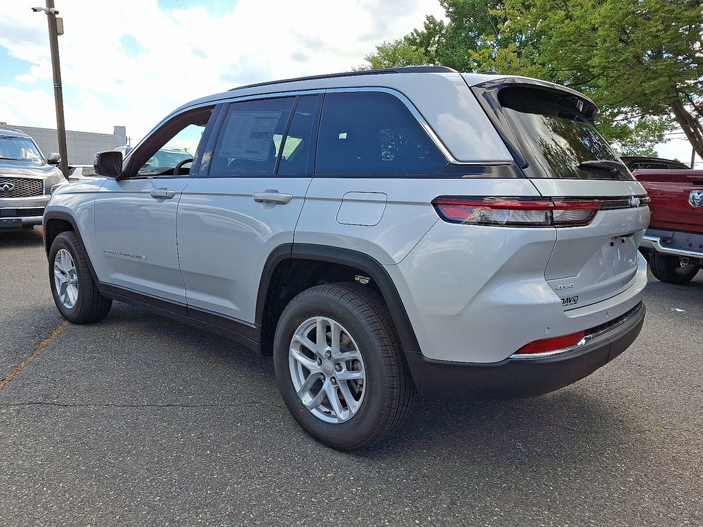 2025 Jeep Grand Cherokee Laredo X photo 3