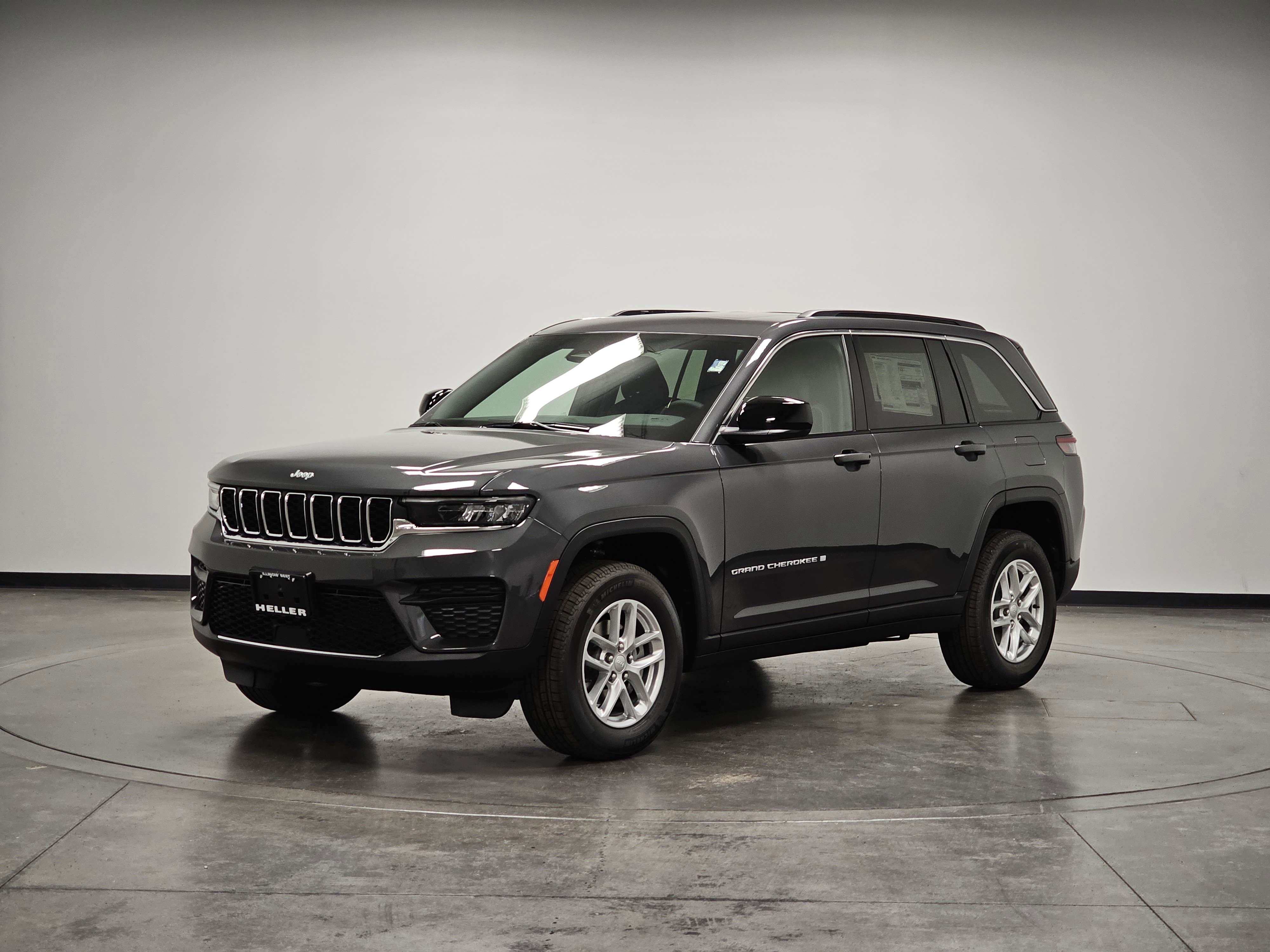 2025 Jeep Grand Cherokee Laredo X photo 2