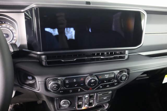 2025 Jeep Wrangler Sahara photo 11
