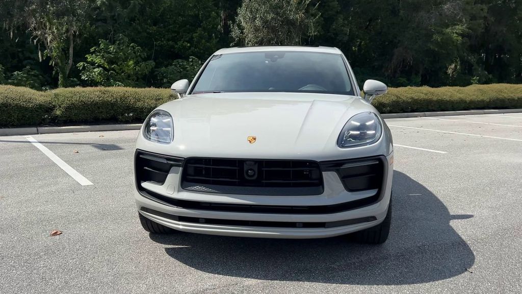 2024 Porsche Macan Base photo 3
