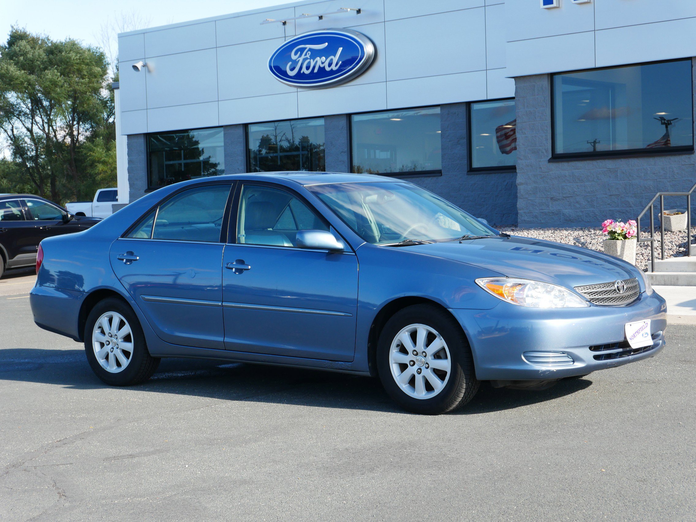 Used 2002 Toyota Camry LE with VIN 4T1BE30KX2U632945 for sale in Northfield, Minnesota