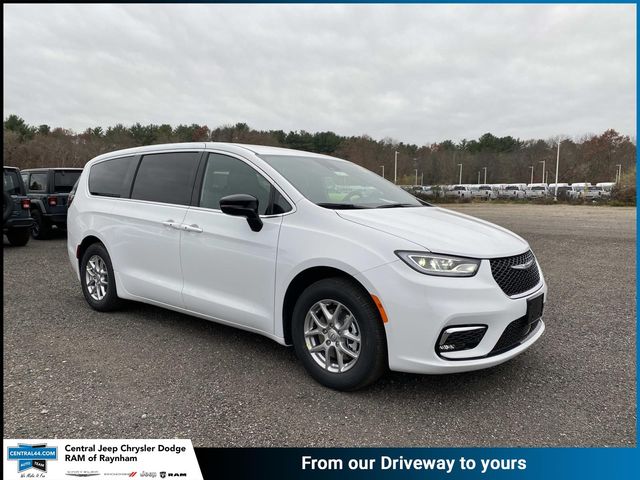 2026 Chrysler Pacifica Select's photo