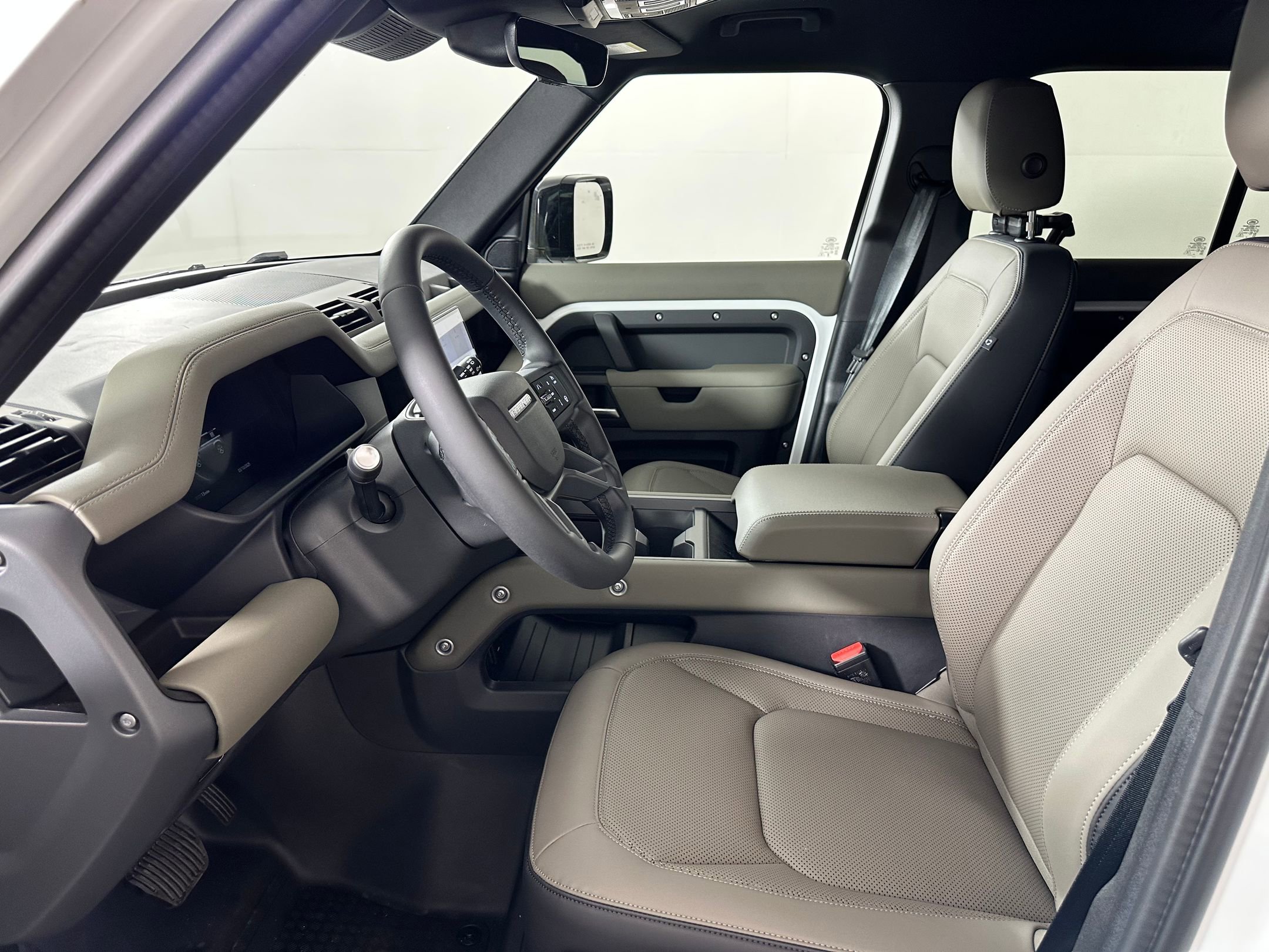 2025 Land Rover Defender 110 S photo 4