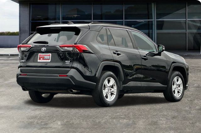 2021 Toyota RAV4 XLE photo 3