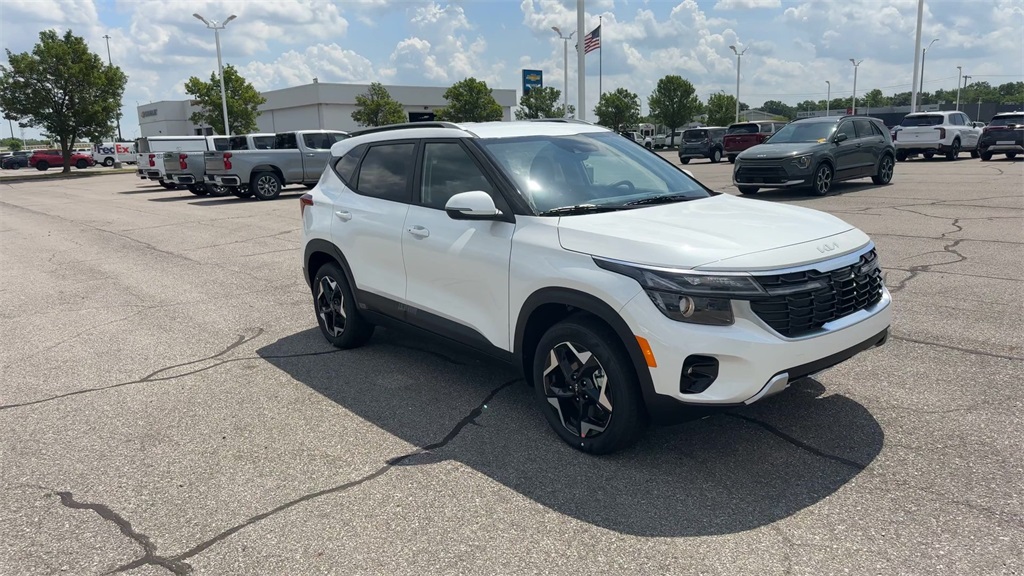 2025 Kia Seltos S photo 2
