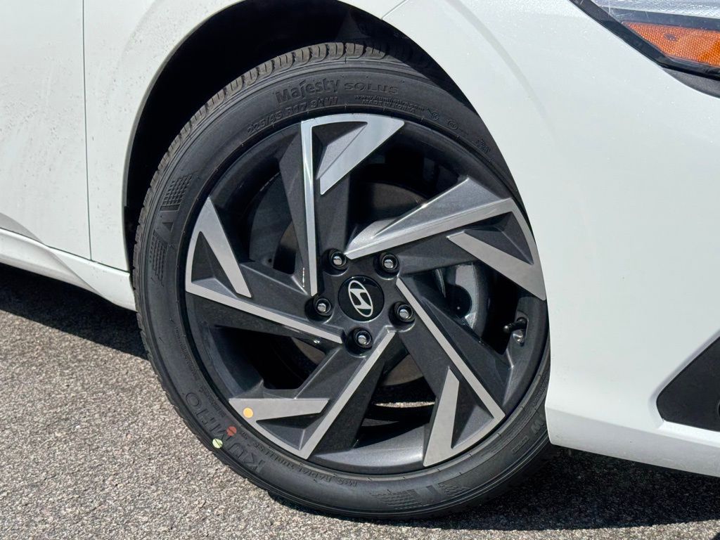 2025 Hyundai Elantra SEL Sport photo 3