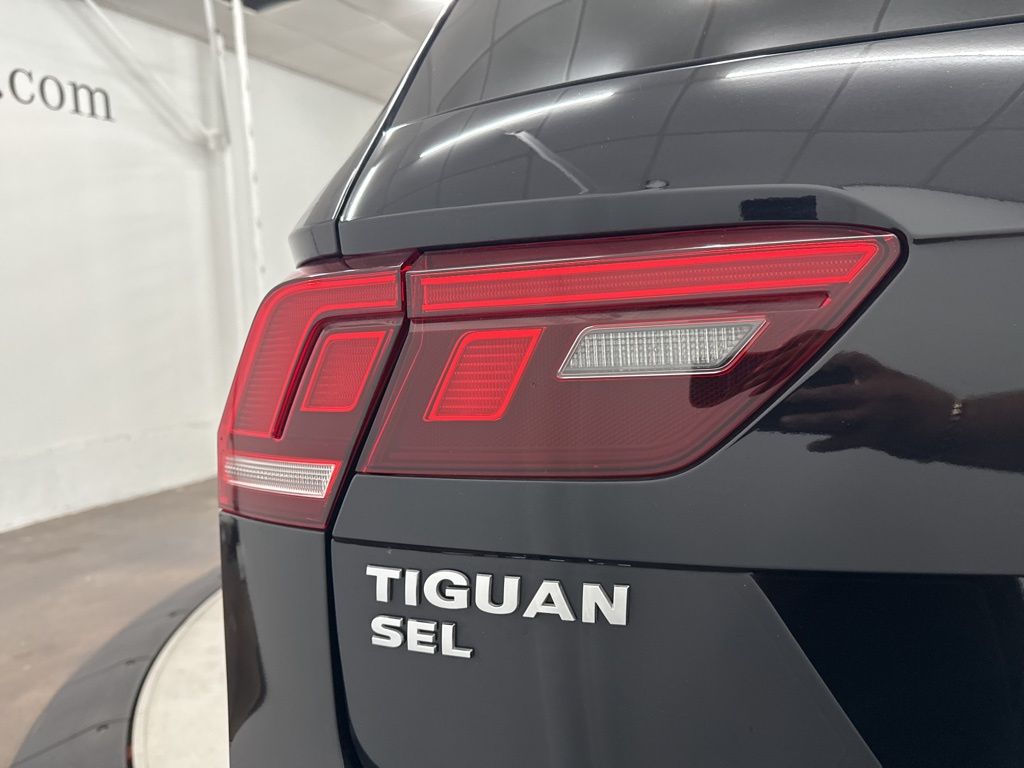 2019 Volkswagen Tiguan SEL R-Line photo 9