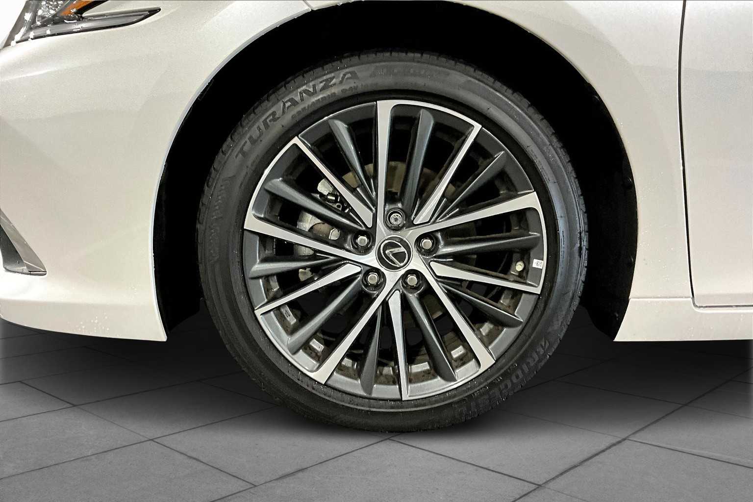 2025 Lexus ES Premium photo 9