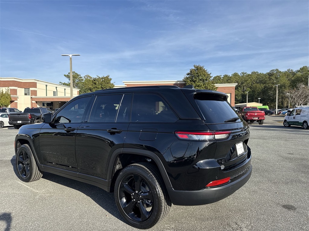 2025 Jeep Grand Cherokee Altitude photo 4