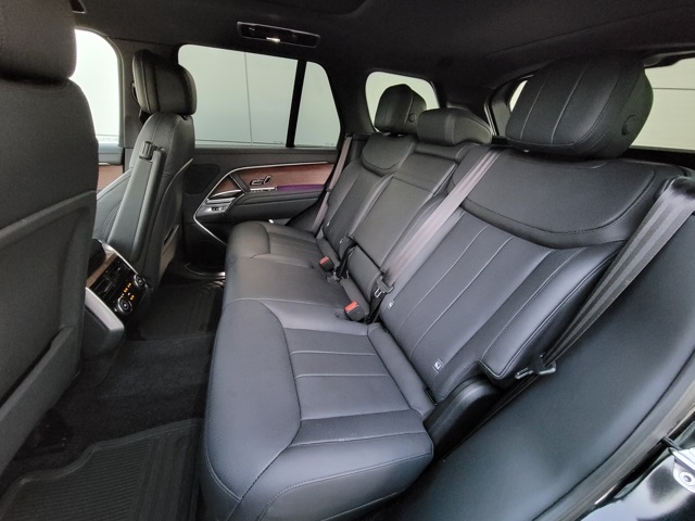 2023 Land Rover Range Rover SE photo 13