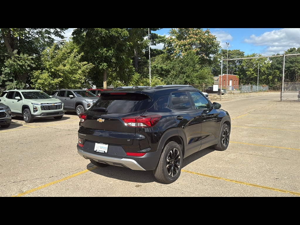 2021 Chevrolet Trailblazer LT photo 2