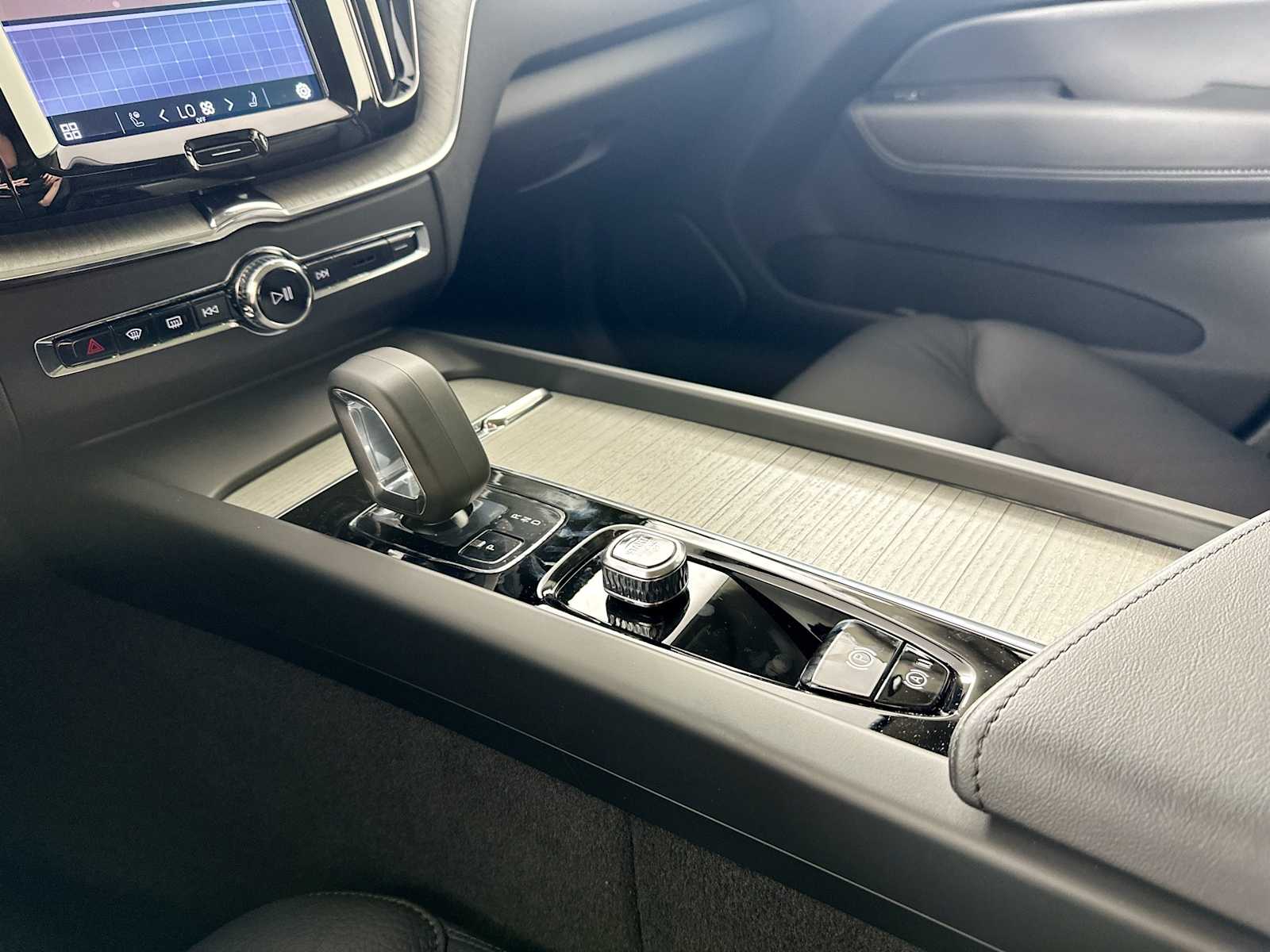 2025 Volvo XC60 T8 Plus photo 13