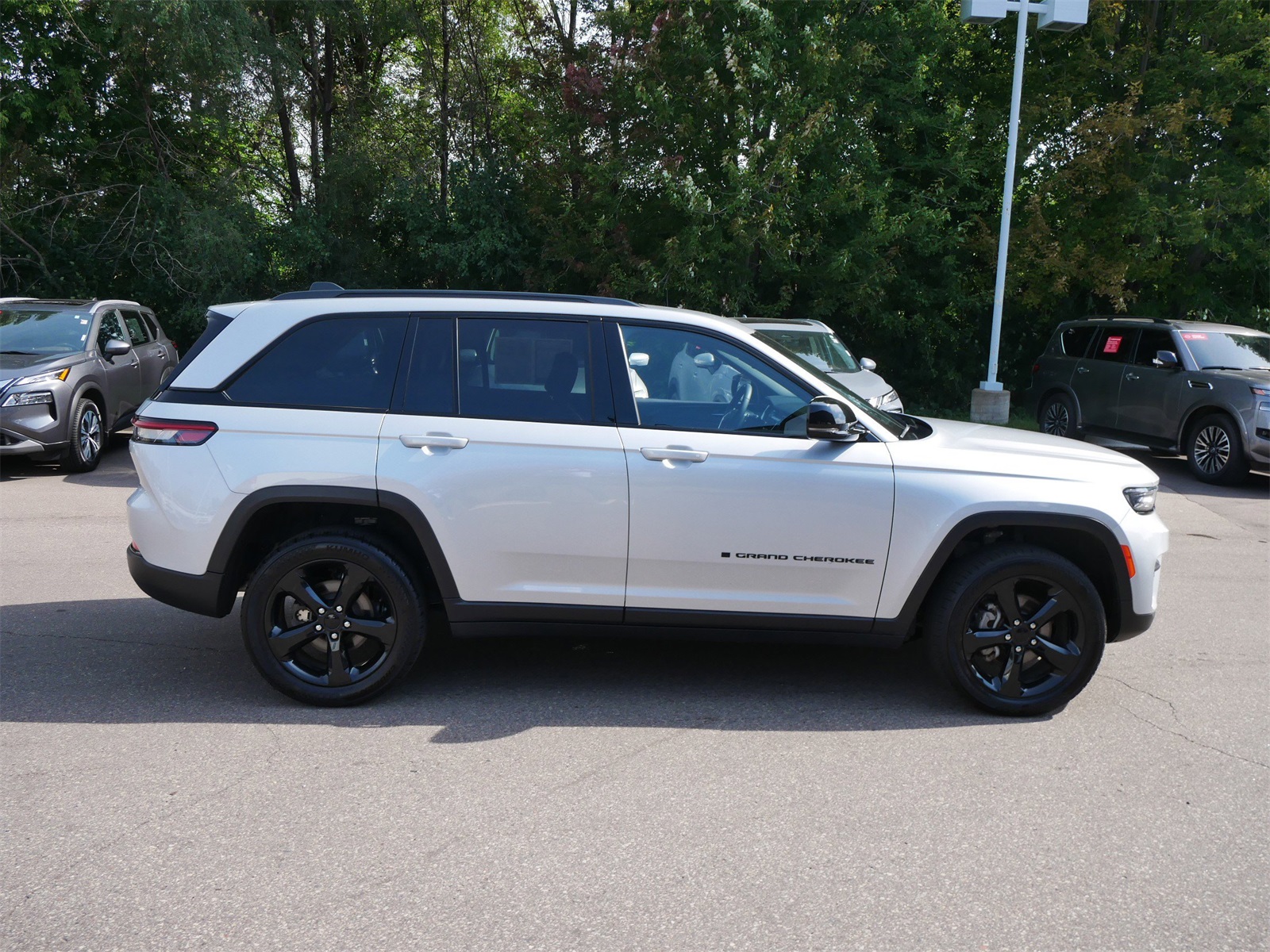 Used 2023 Jeep Grand Cherokee Altitude with VIN 1C4RJHAG0P8865500 for sale in Maplewood, Minnesota