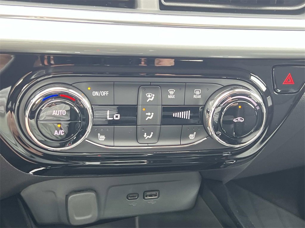 2025 Chevrolet Trax LT photo 13