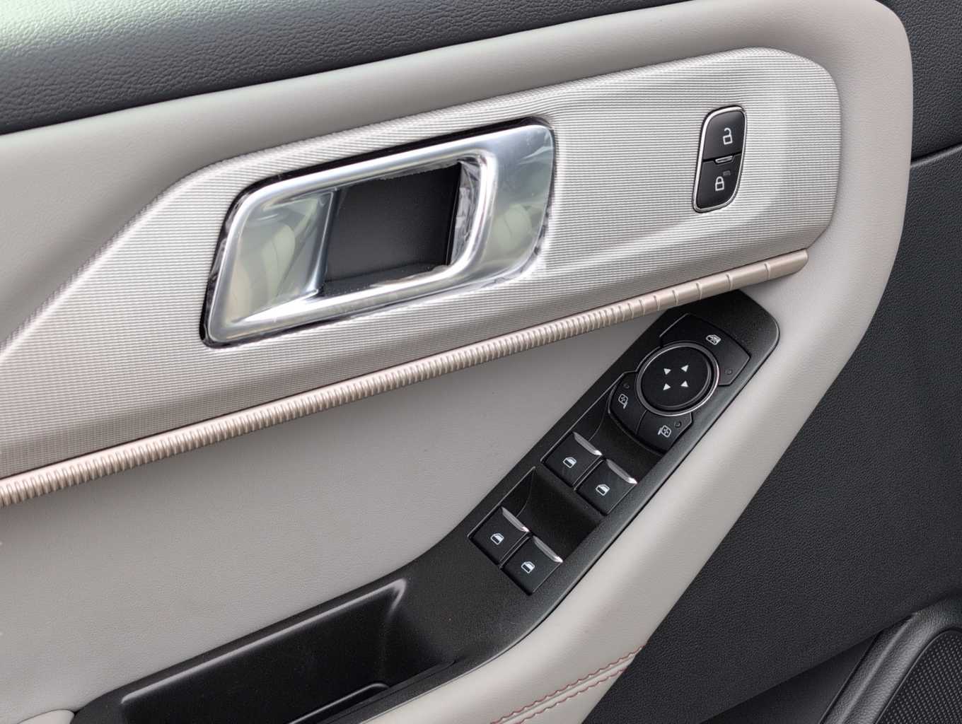 2025 Ford Explorer photo 5