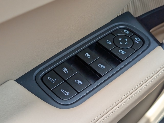 2024 Porsche Cayenne photo 25