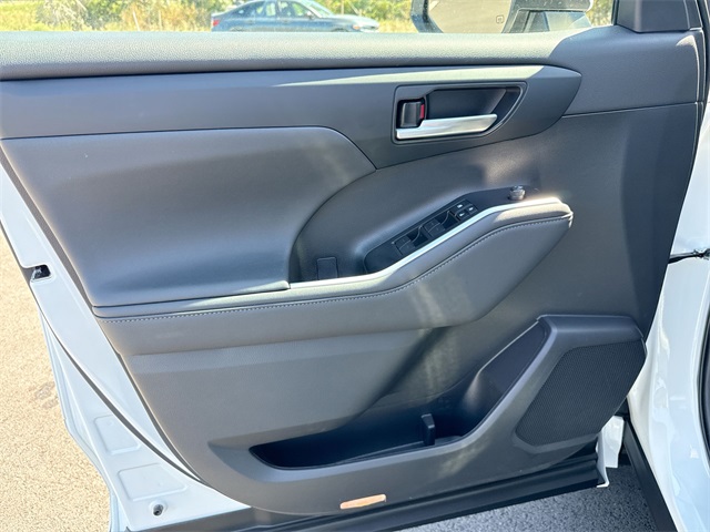 2023 Toyota Highlander L photo 3