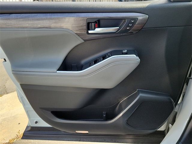 2022 Toyota Highlander Platinum photo 22
