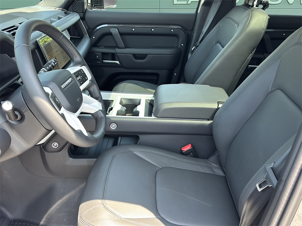 2025 Land Rover Defender 110 S photo 17