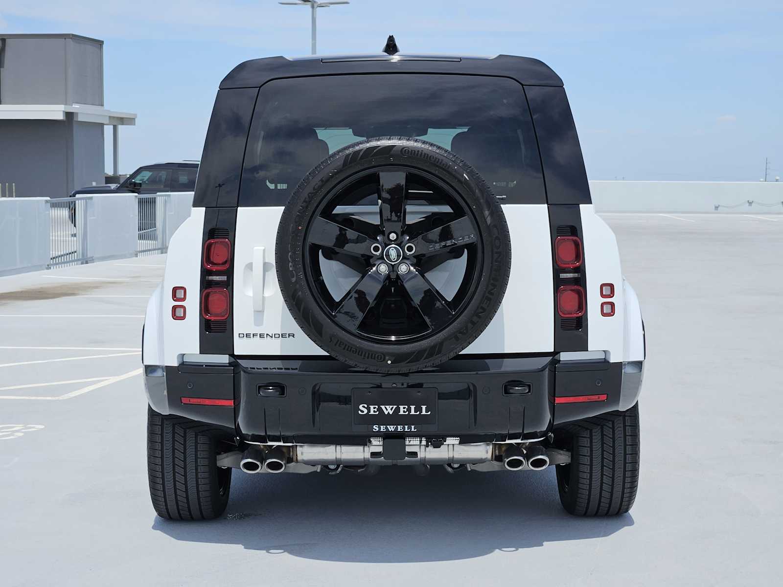 2025 Land Rover Defender 110 X-Dynamic SE photo 6