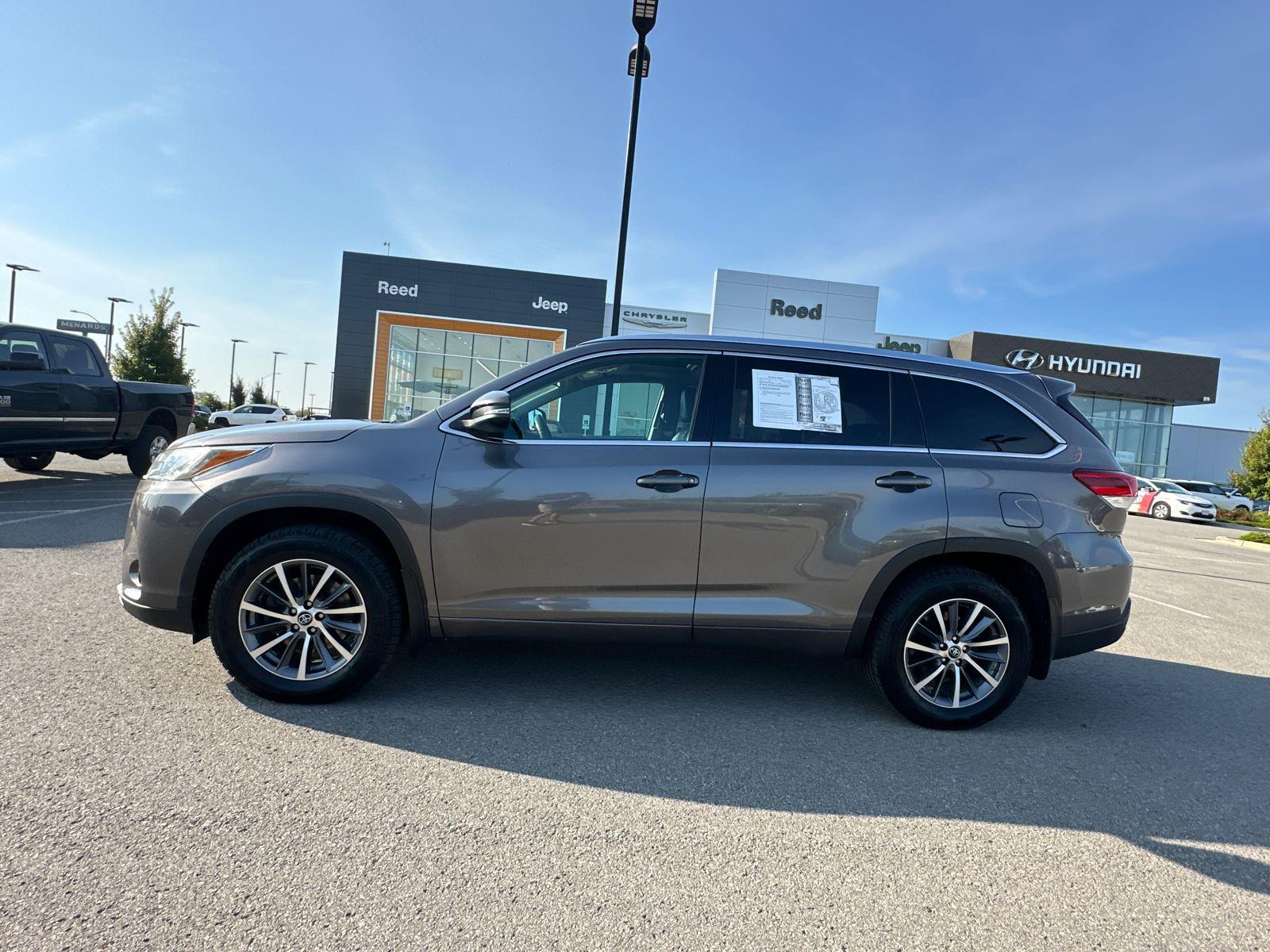 Used 2018 Toyota Highlander XLE with VIN 5TDJZRFH0JS557887 for sale in Kansas City