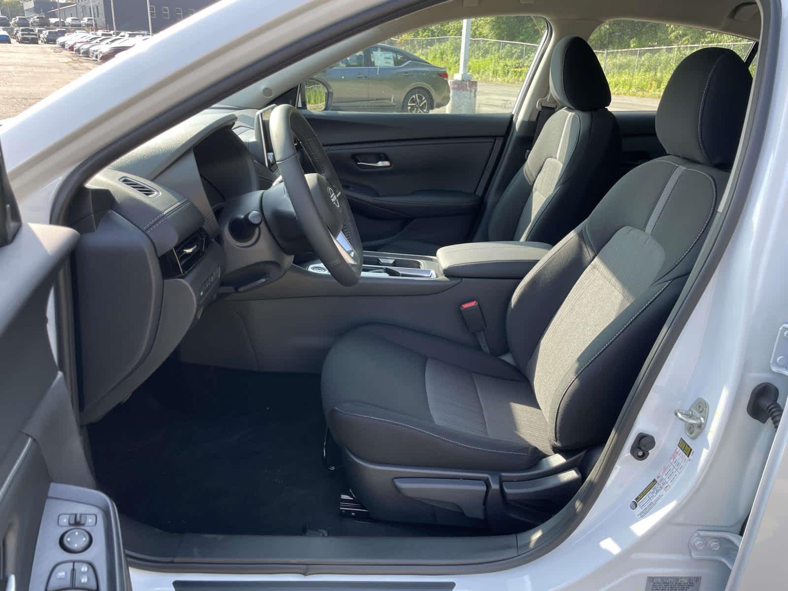 2025 Nissan Sentra SV photo 9