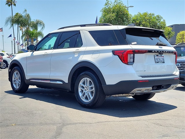 2025 Ford Explorer photo 2