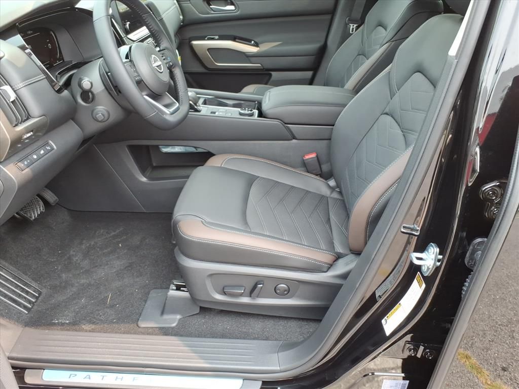 2025 Nissan Pathfinder Platinum photo 10