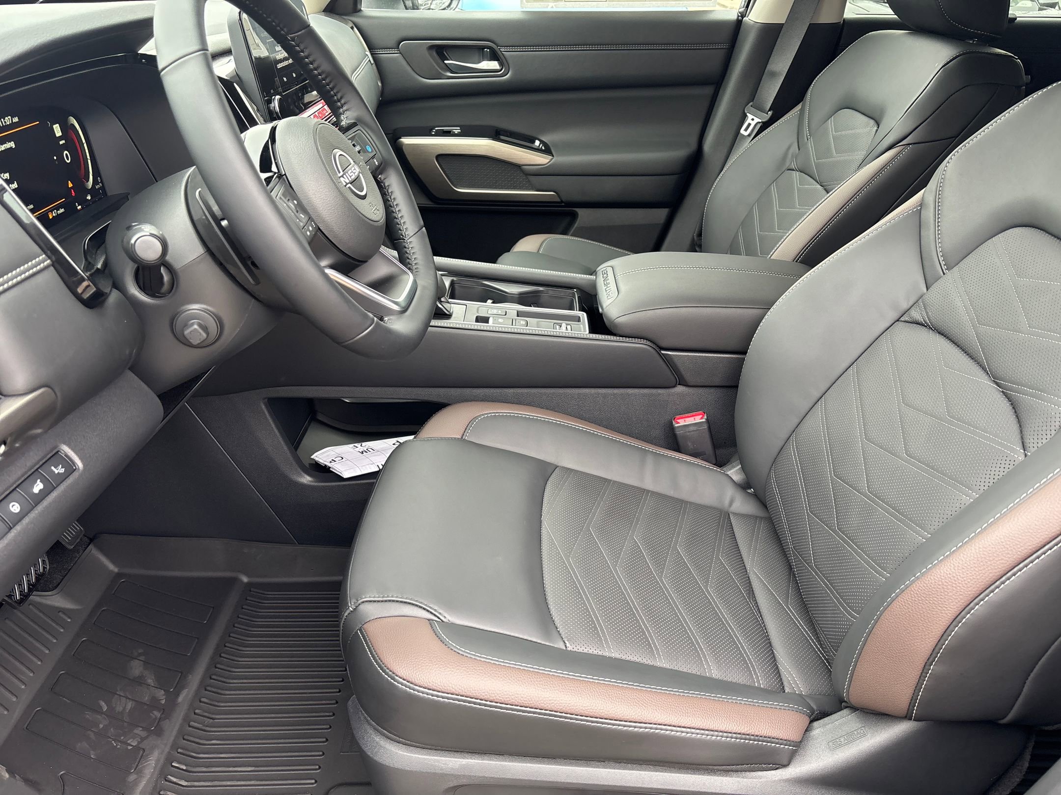 2025 Nissan Pathfinder Platinum photo 4