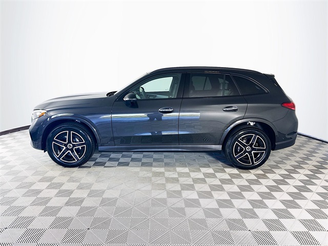 2025 Mercedes Benz GLC 300 photo 4