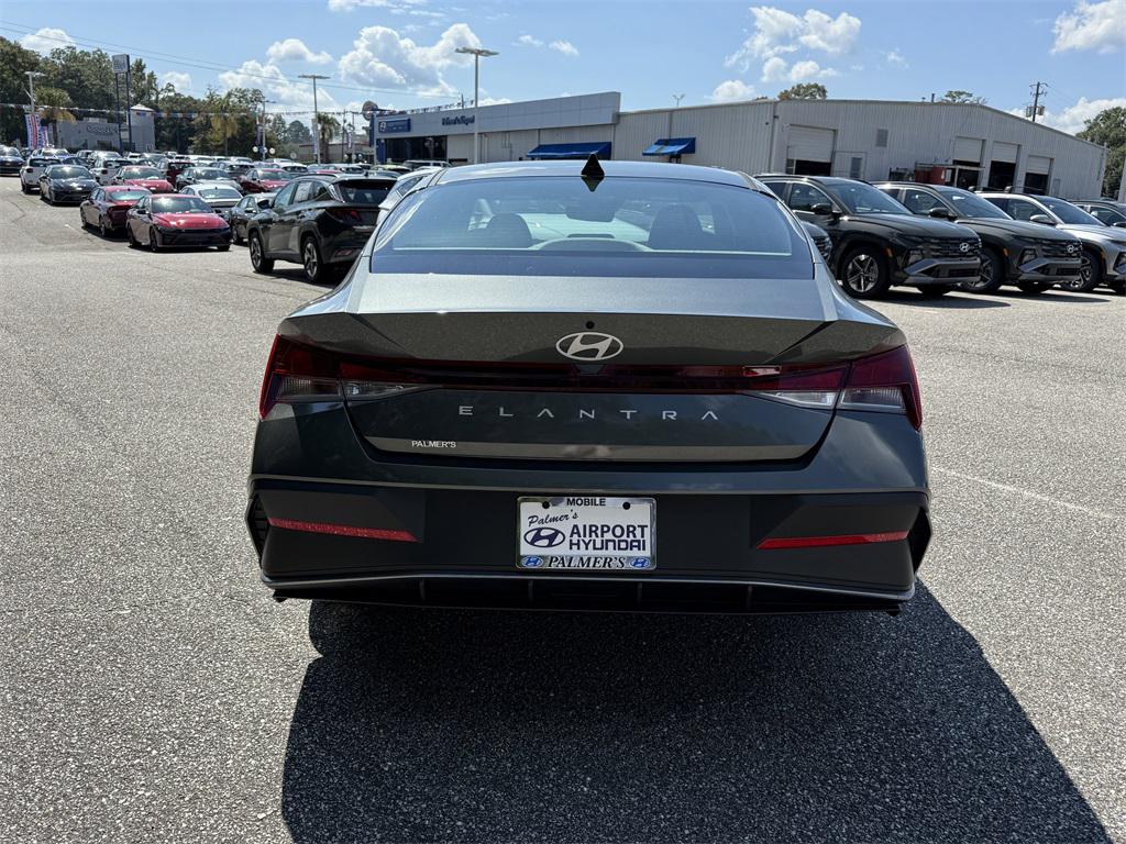 2025 Hyundai Elantra SE photo 3
