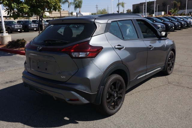 2023 Nissan Kicks SR photo 3