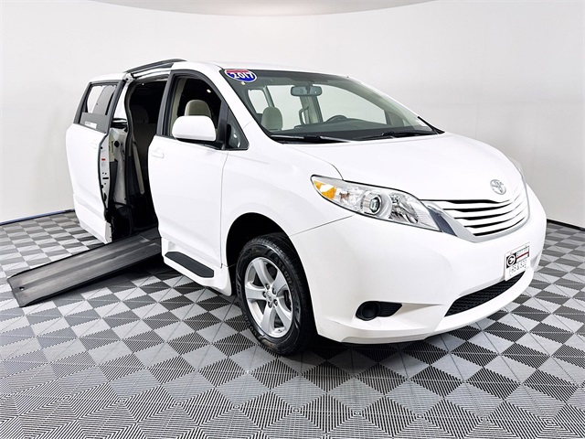 2017 Toyota Sienna LE's photo