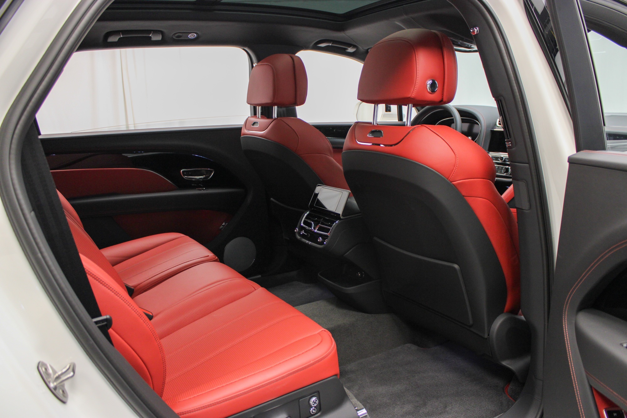2024 Bentley Bentayga EWB photo 28