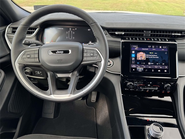 2025 Jeep Grand Cherokee Altitude photo 2