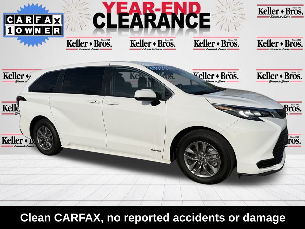 2021 Toyota Sienna LE's photo