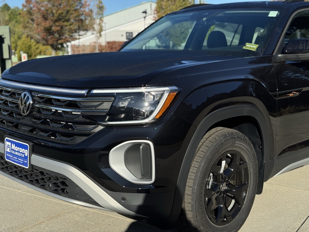 2025 Volkswagen Atlas Peak Edition SE photo 2