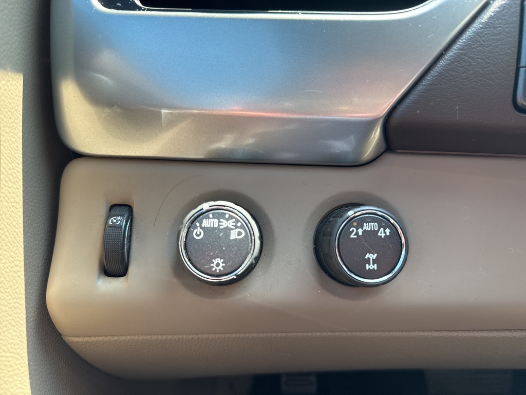 2017 Chevrolet Suburban LT photo 19