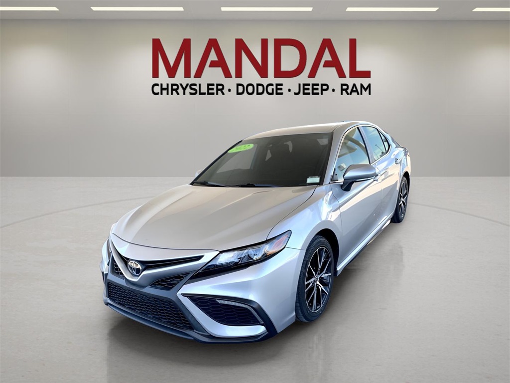 2022 Toyota Camry SE's photo