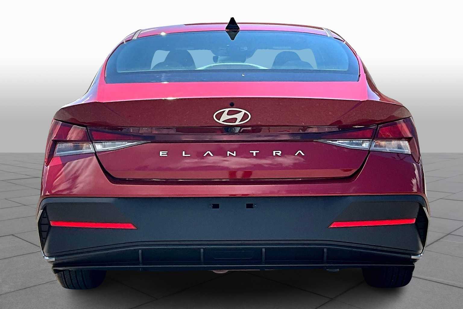 2024 Hyundai Elantra SEL photo 4