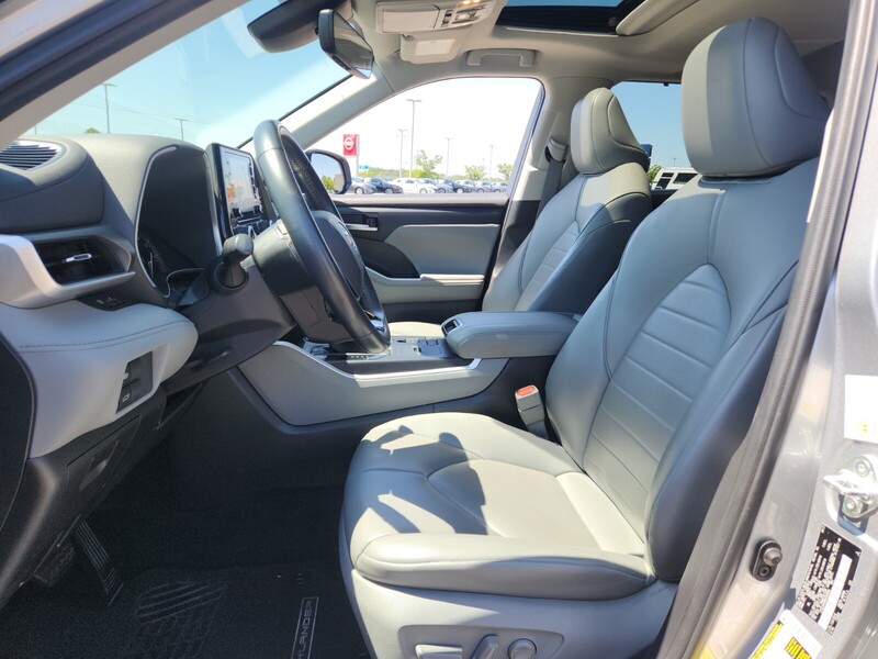 2021 Toyota Highlander XLE photo 8
