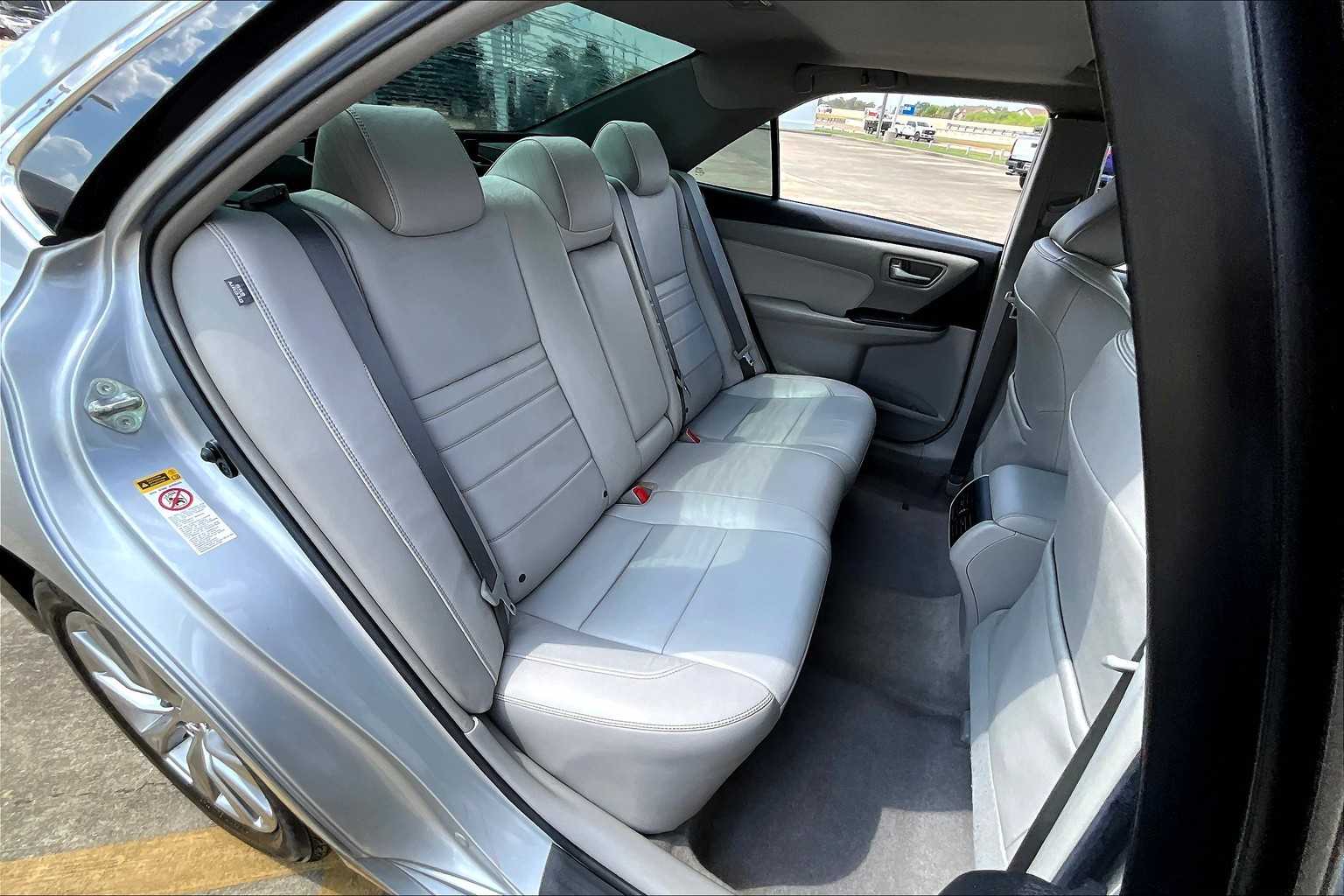 2016 Toyota Camry XLE photo 20