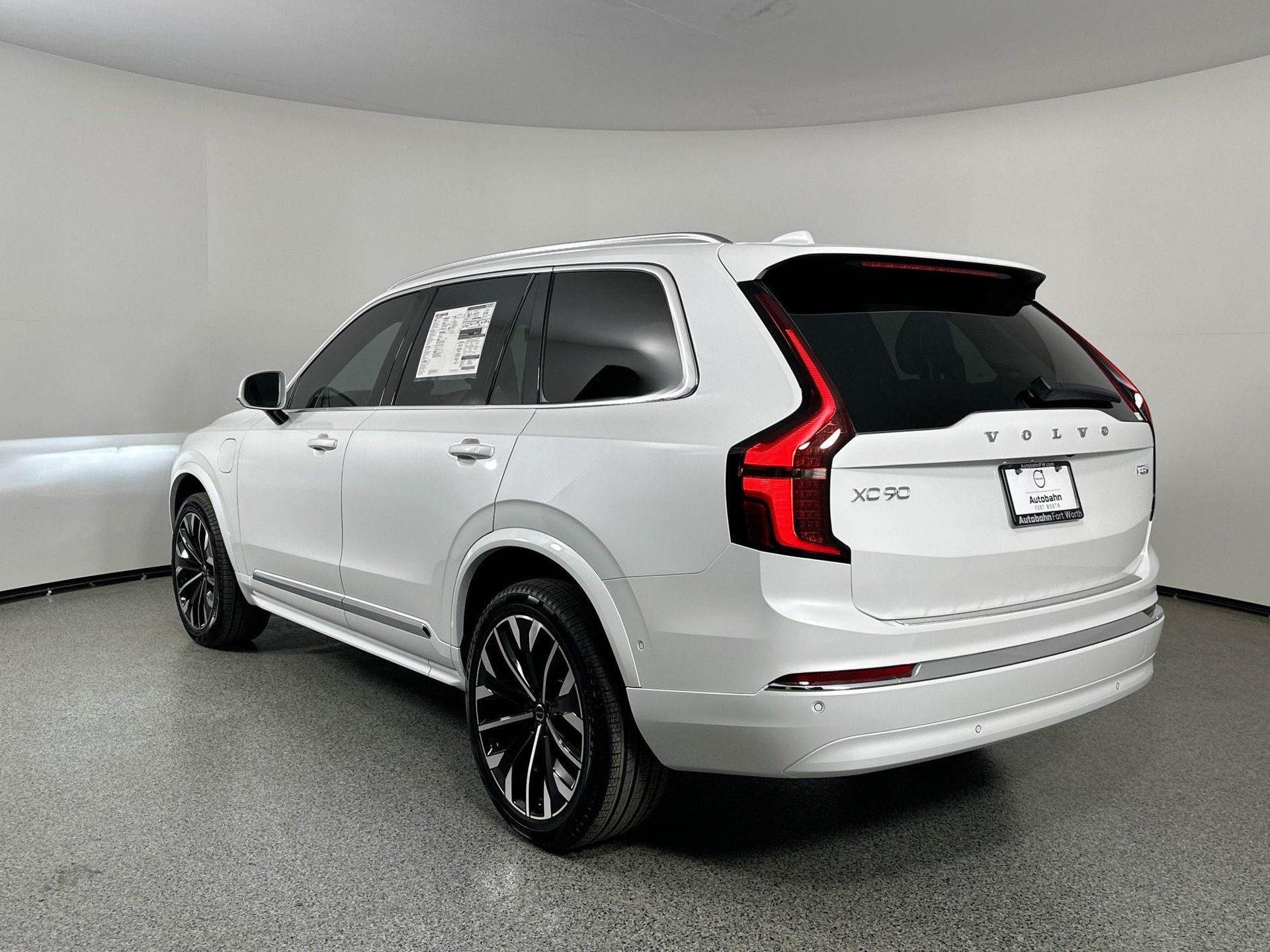 2025 Volvo XC90 T8 photo 6