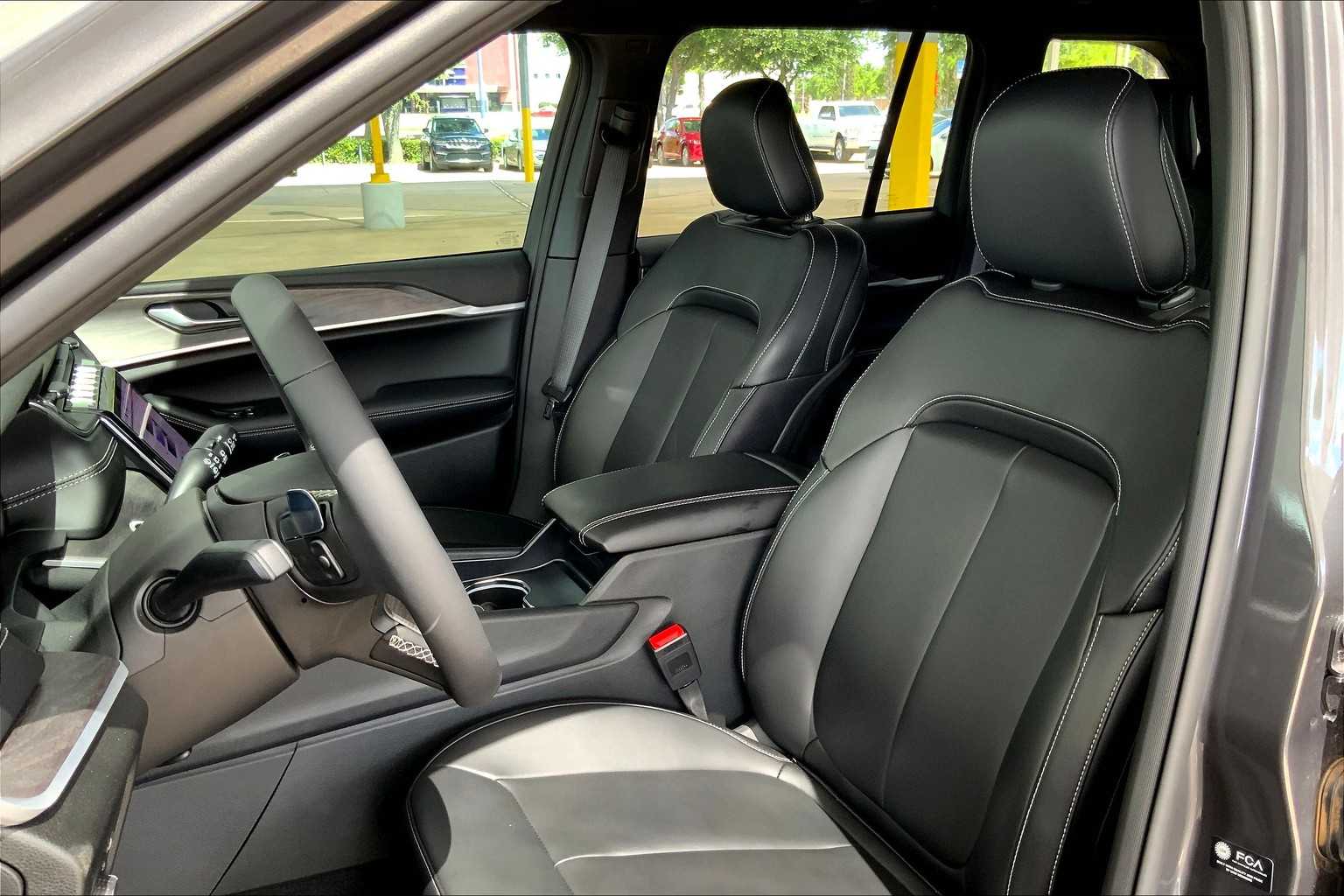 2025 Jeep Grand Cherokee Limited photo 9