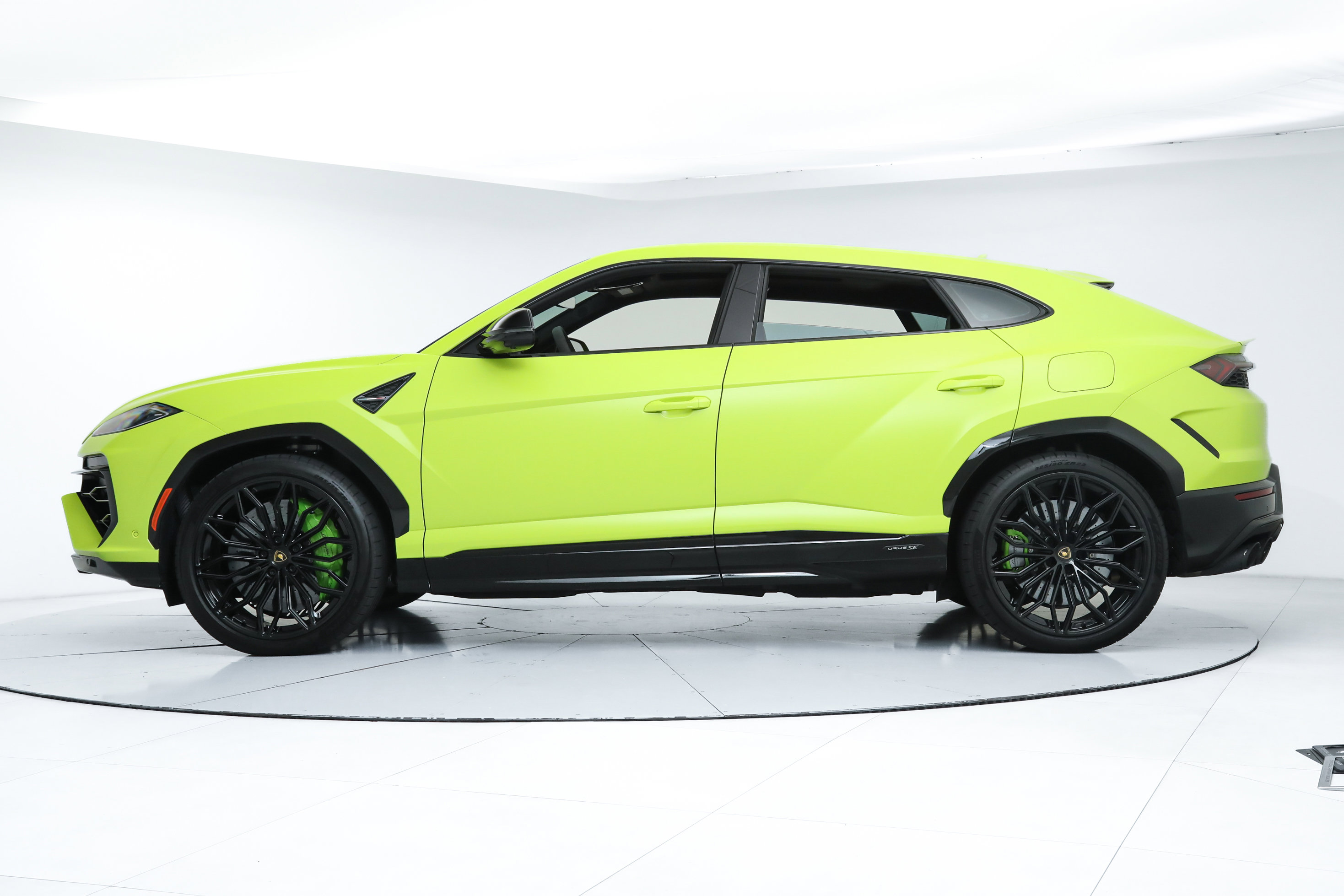 2025 Lamborghini Urus SE photo 2