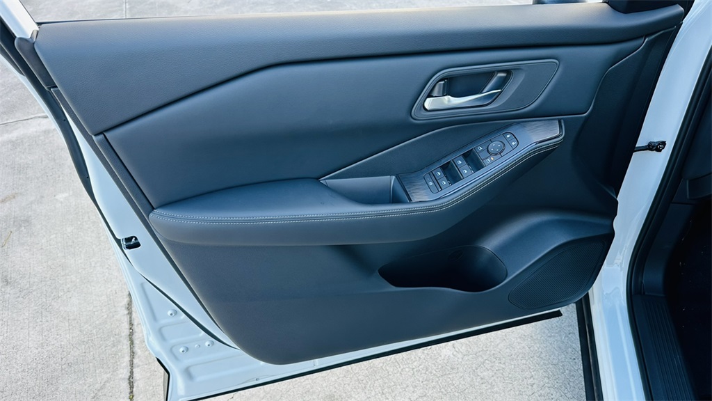 2026 Nissan Rogue SV photo 14