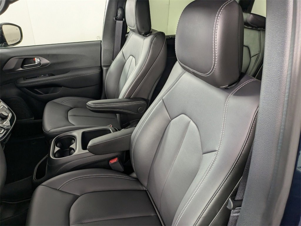 2025 Chrysler Pacifica photo 9