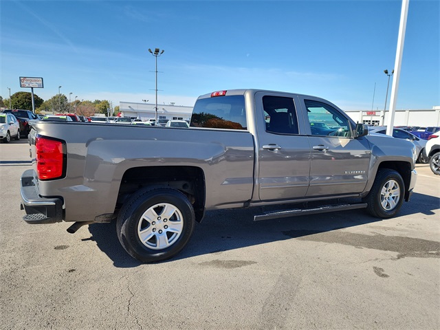 2017 Chevrolet Silverado 1500 LT photo 2