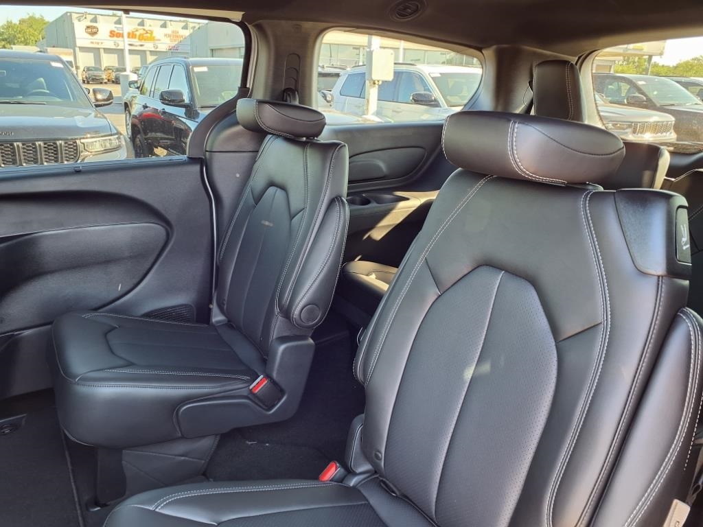 2026 Chrysler Pacifica photo 13