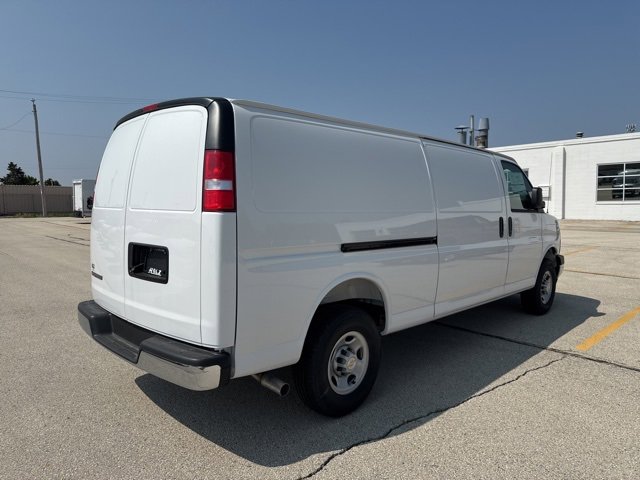 2025 Chevrolet Express Cargo 3500 photo 4